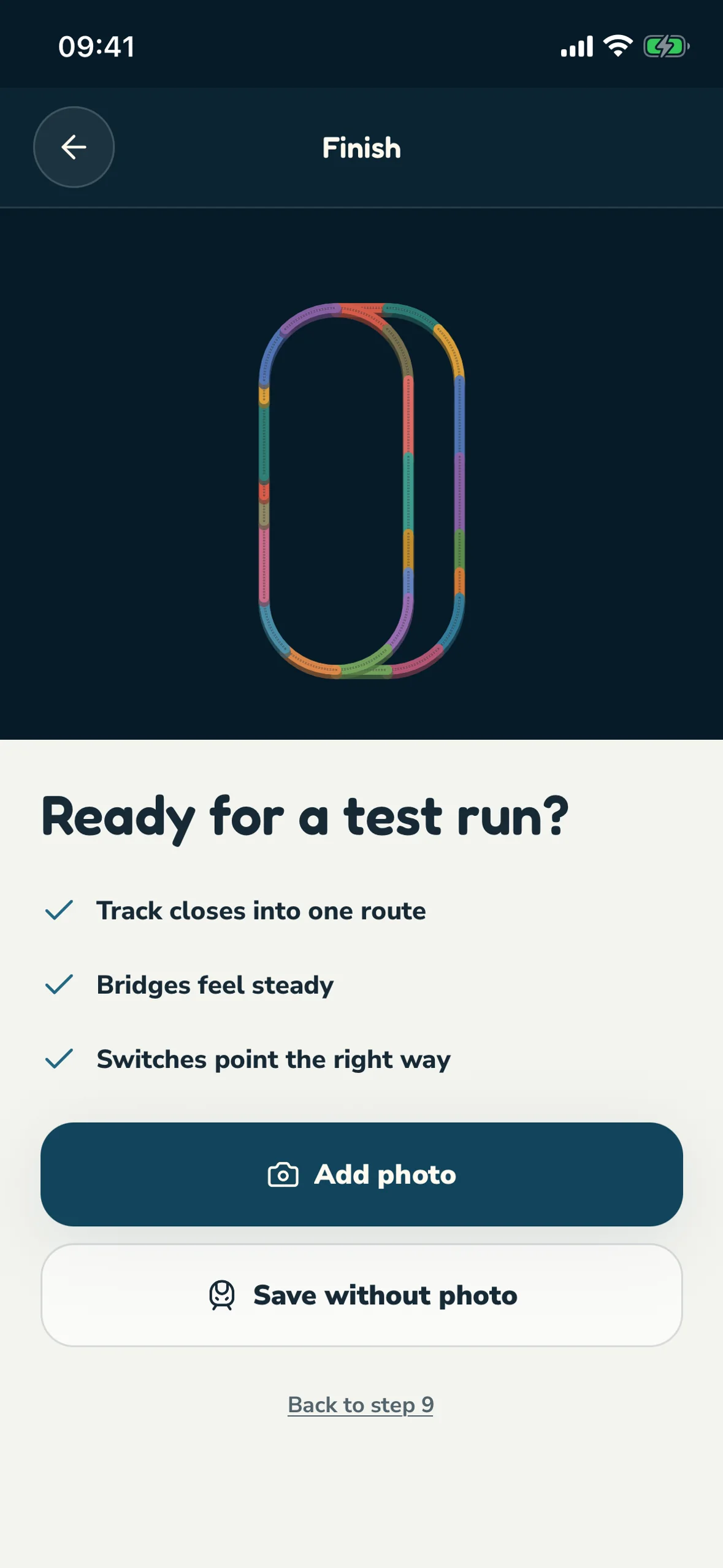EverPieces: Train Tracks showing the closed-loop check on a finished layout